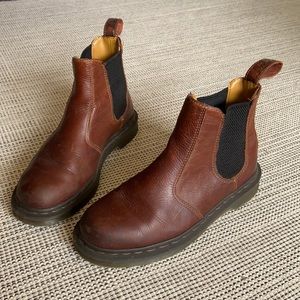 Dr. Martens Chelsea style boots!